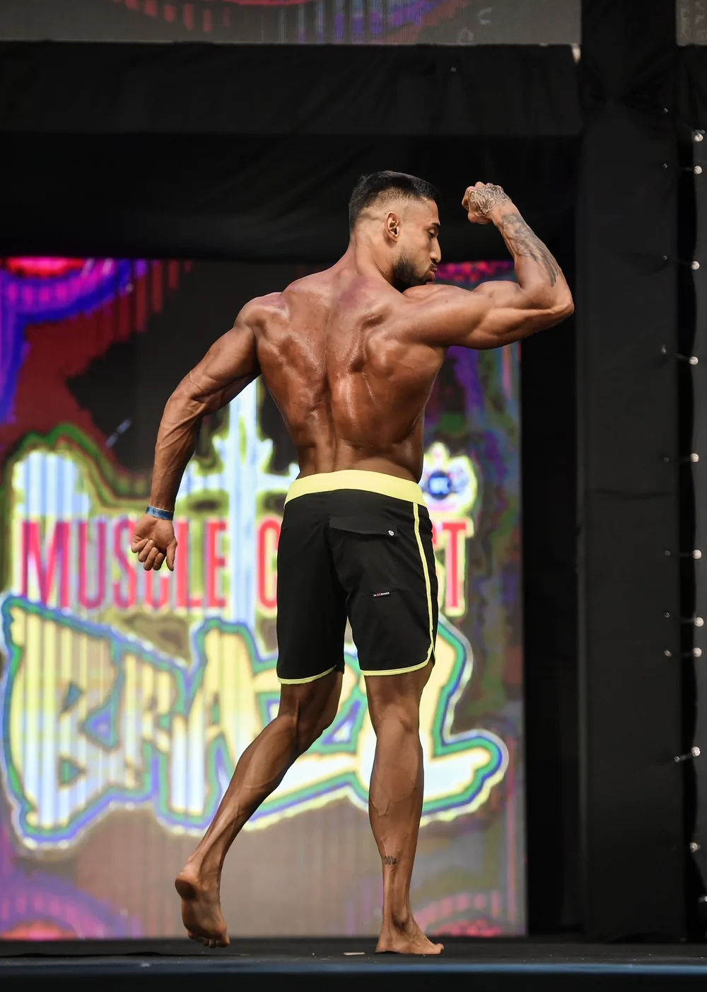 Davi Frois em pose de costas durante competição de fisiculturismo