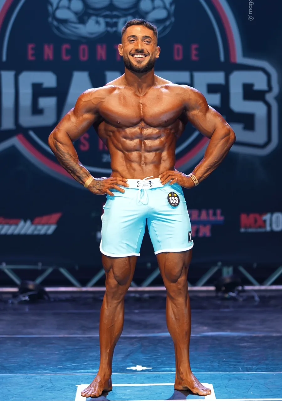 Davi Frois no palco durante competição de fisiculturismo